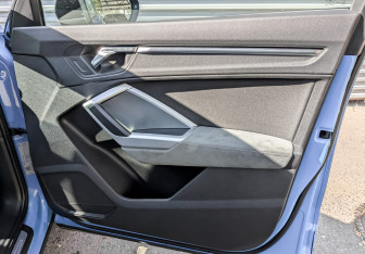 Подержанный автомобиль Audi Q3 2019 года (23 фото)