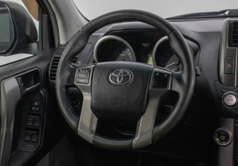 Подержанный автомобиль Toyota Land Cruiser Prado 2013 года (15 фото)