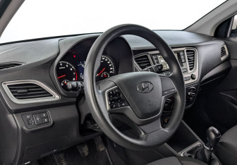 Подержанный автомобиль Hyundai Solaris Sedan 2022 года (15 фото)