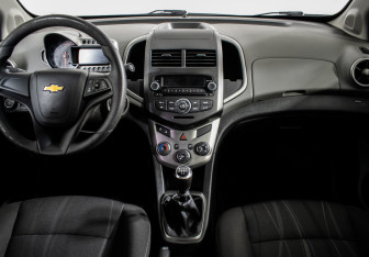 Подержанный автомобиль Chevrolet Aveo Sedan 2015 года (11 фото)