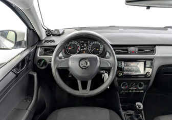 Подержанный автомобиль Skoda Rapid Liftback 2017 года (21 фото)