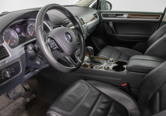 Подержанный автомобиль Volkswagen Touareg 2014 года (10 фото)