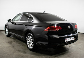 Подержанный автомобиль Volkswagen Passat Sedan 2017 года (7 фото)