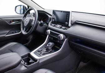 Подержанный автомобиль Toyota RAV4 2020 года (10 фото)
