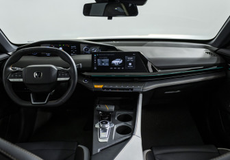 Подержанный автомобиль Changan UNI-V 2024 года (15 фото)