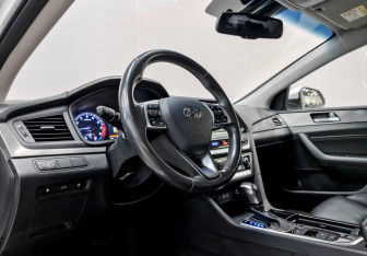 Подержанный автомобиль Hyundai Sonata 2019 года (17 фото)
