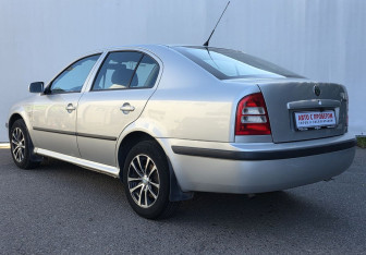 Подержанный автомобиль Skoda Octavia Liftback 2005 года (7 фото)