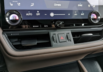 Подержанный автомобиль Lexus ES 2025 года (25 фото)