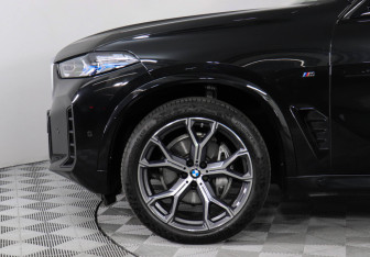 Подержанный автомобиль BMW X5 2024 года (8 фото)
