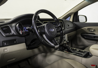 Подержанный автомобиль Kia Carnival 2018 года (9 фото)