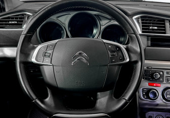 Подержанный автомобиль Citroen C4 Sedan 2015 года (16 фото)