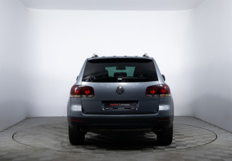 Подержанный автомобиль Volkswagen Touareg 2008 года (6 фото)