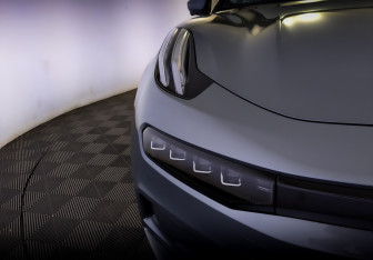 Подержанный автомобиль Zeekr 001 2022 года (17 фото)