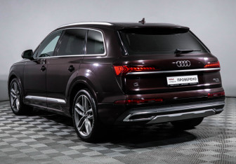 Подержанный автомобиль Audi Q7 2021 года (7 фото)
