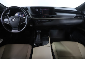Подержанный автомобиль Lexus ES 2018 года (12 фото)