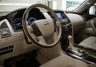 Подержанный автомобиль Infiniti QX56 2012 года (7 фото)