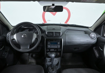 Подержанный автомобиль Nissan Terrano 2015 года (8 фото)