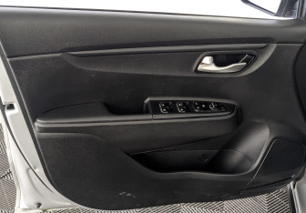 Подержанный автомобиль Kia Rio Hatchback 2021 года (18 фото)