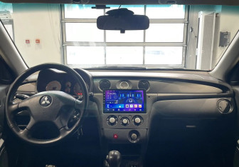 Подержанный автомобиль Mitsubishi Outlander 2005 года (11 фото)