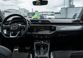 Подержанный автомобиль Audi Q3 2021 года (12 фото)