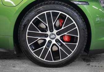 Подержанный автомобиль Porsche Taycan 2022 года (31 фото)