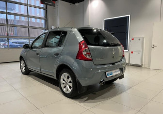 Подержанный автомобиль Renault Sandero 2010 года (7 фото)