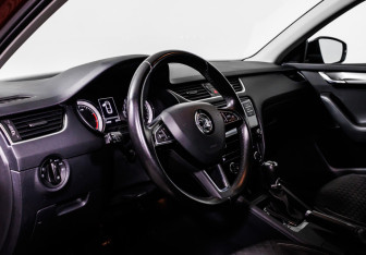 Подержанный автомобиль Skoda Octavia Liftback 2017 года (12 фото)