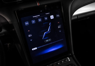 Подержанный автомобиль Hongqi H5 2023 года (21 фото)