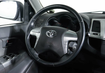 Подержанный автомобиль Toyota Hilux 2013 года (10 фото)