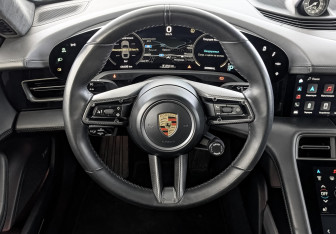 Подержанный автомобиль Porsche Taycan 2021 года (20 фото)