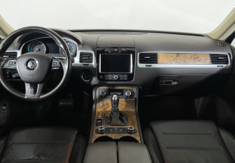 Подержанный автомобиль Volkswagen Touareg 2011 года (12 фото)
