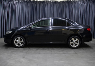 Подержанный автомобиль Toyota Corolla Sedan 2011 года (8 фото)