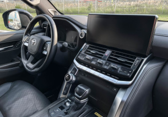 Подержанный автомобиль Toyota Land Cruiser Suv 2024 года (9 фото)