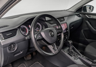Подержанный автомобиль Skoda Octavia Liftback 2017 года (14 фото)
