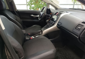 Подержанный автомобиль Toyota Auris Hatchback 2011 года (16 фото)