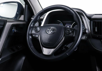 Подержанный автомобиль Toyota RAV4 2015 года (14 фото)