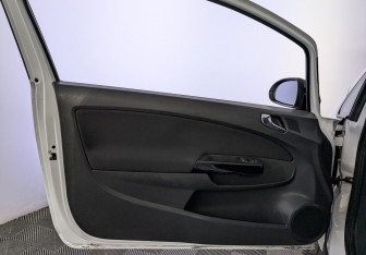 Подержанный автомобиль Opel Corsa 2012 года (19 фото)