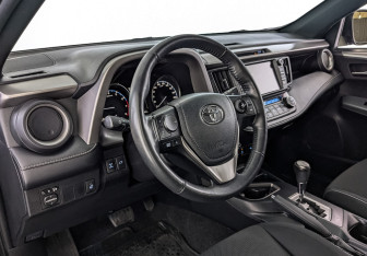 Подержанный автомобиль Toyota RAV4 2019 года (15 фото)