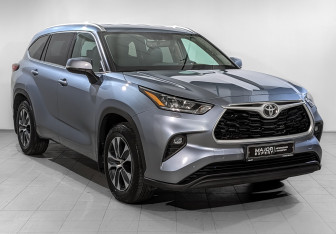 Подержанный автомобиль Toyota Highlander 2021 года (3 фото)