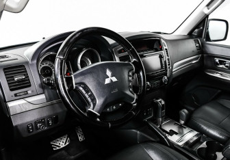 Подержанный автомобиль Mitsubishi Pajero 2015 года (10 фото)