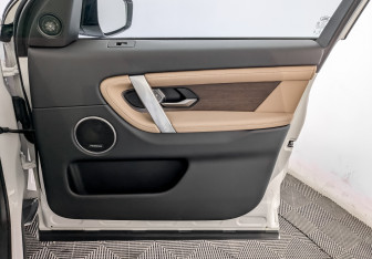 Подержанный автомобиль Land Rover Discovery Sport 2025 года (25 фото)