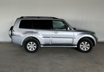 Подержанный автомобиль Mitsubishi Pajero 2011 года (7 фото)