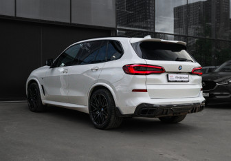 Подержанный автомобиль BMW X5 2020 года (6 фото)