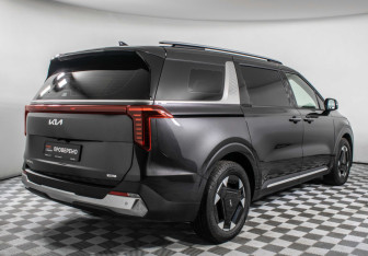Подержанный автомобиль Kia Carnival 2025 года (5 фото)