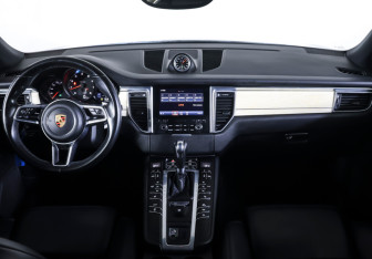 Подержанный автомобиль Porsche Macan 2018 года (12 фото)