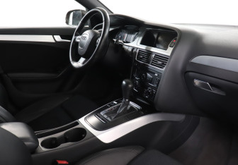 Подержанный автомобиль Audi A4 Sedan 2011 года (9 фото)
