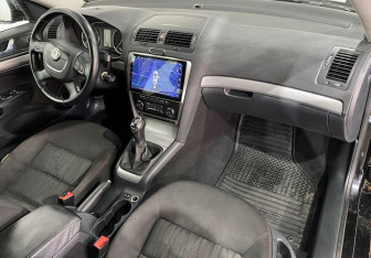 Подержанный автомобиль Skoda Octavia Liftback 2011 года (11 фото)