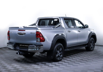 Подержанный автомобиль Toyota Hilux 2020 года (5 фото)