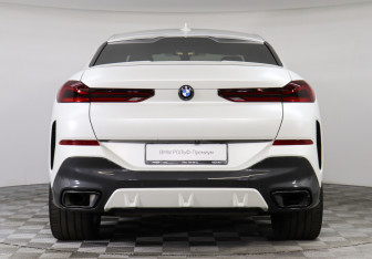 Подержанный автомобиль BMW X6 2022 года (4 фото)