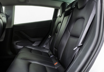 Подержанный автомобиль Tesla Model 3 2021 года (13 фото)